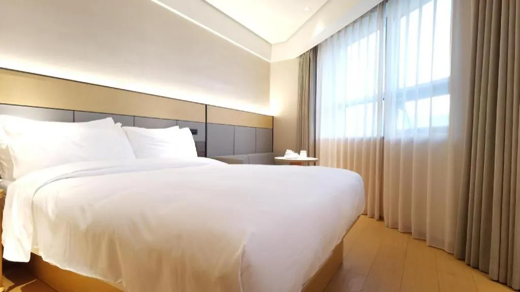 Ji Hotel Shanghai Xujiahui Guanshengyuan Road 3*,